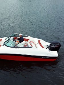 mercury outboard engine on rinker boat